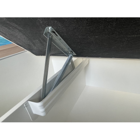 Ukážka spôsobu uchytenia matraca o korpus postele pomocou kvalitného kovového výklopného kovania.