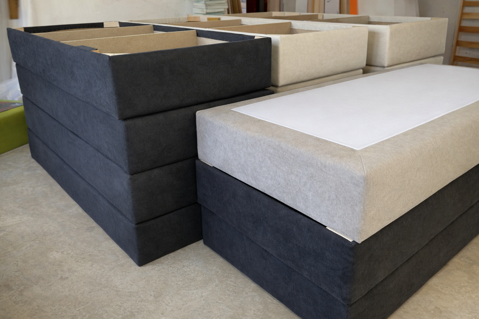 hotové čalúnené postele pripravené na kontrolu kvality VAŽO